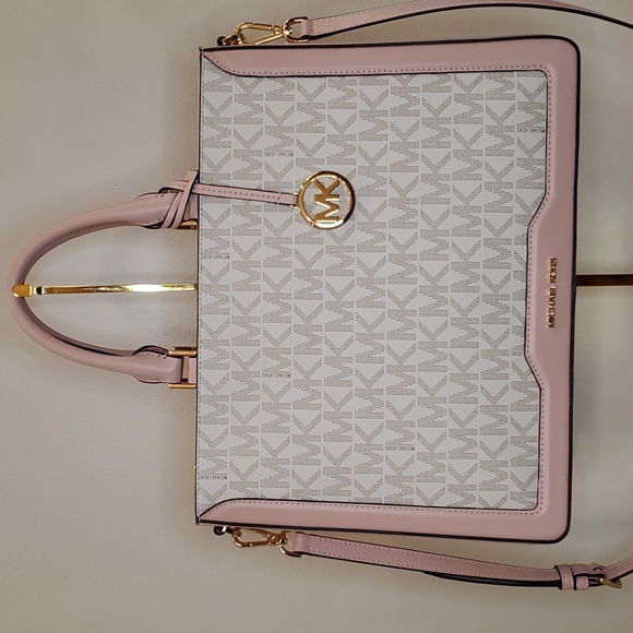 Michael Kors Handbags - 🎉HP🎉! Michael Kors 💘NWT💘 Large "Jesse" Tote!💘💘💘